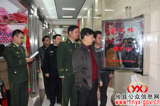 陈运发率县公安、消防有关人员检查湘东大市场消防安全