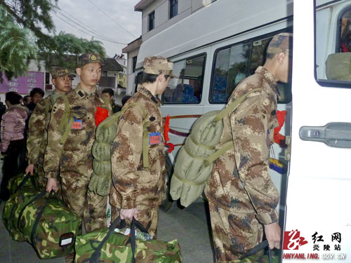 炎陵县首批新兵启程奔赴新疆军营
