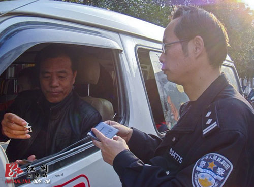 我县开展学生用车安全大排查行动