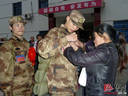 炎陵县首批新兵启程奔赴新疆军营