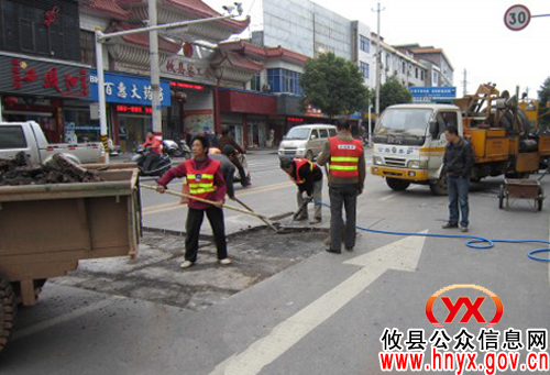 攸县市政园林管理处对县城破损道路进行维护