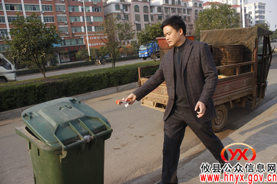 【创文明县城】彭良平、谈湘旭一行再次上街规劝　倡导举止文明