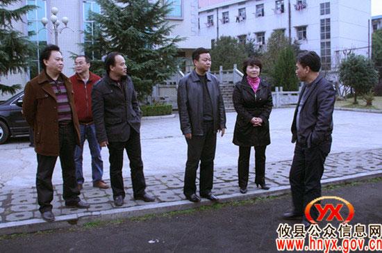 胡湘之一行到县三中现场办公为学校发展排忧解难