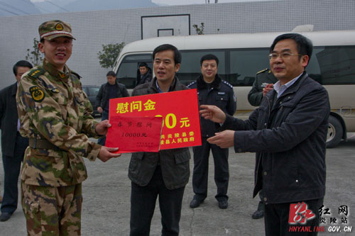 县＂五大家＂领导春节前夕慰问驻炎官兵