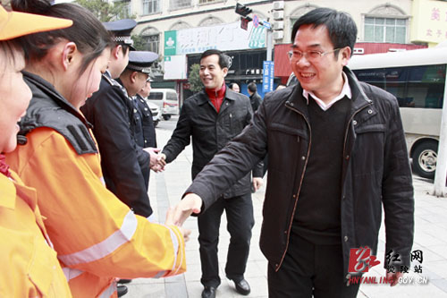 县四大家领导亲切慰问春节期间坚守岗位工作人员