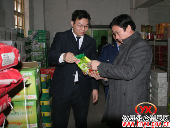 谭伟生一行督查县城春节期间食品安全