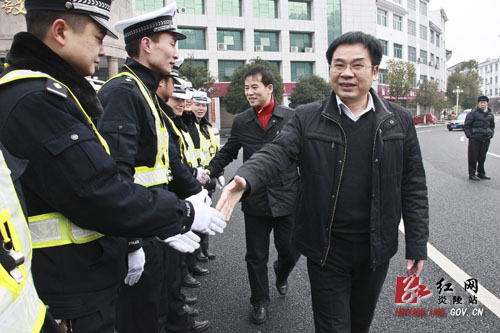 县四大家领导亲切慰问春节期间坚守岗位工作人员