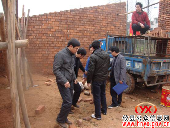 攸县国土局皇图岭中心所今年开展首次拆违行动