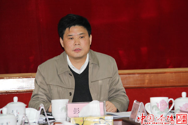 彭新军主持召开县政府常务会议
