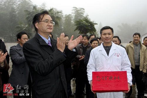 副省长李友志来龙景山麻风病院慰问