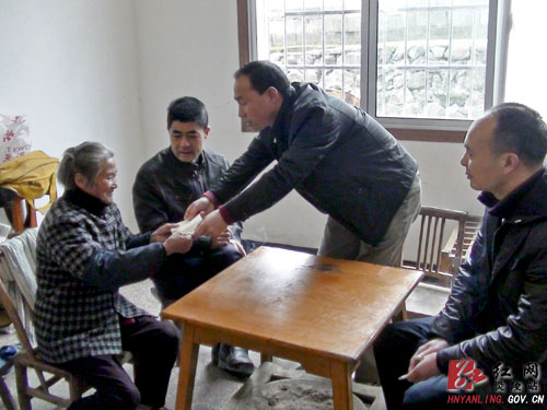 创先争优心系群众 新年慰问情暖人心