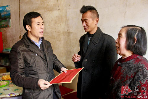 刘正平走访慰问困难群众