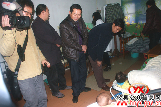 陈运发一行慰问部分住院病人和敬老（福利）院老人及儿童