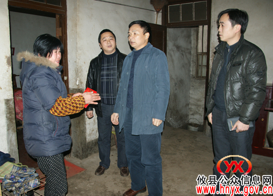 颜建斌一行走访慰问社区部分困难市民
