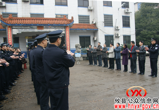 邝邹飞一行看望慰问“小年”坚守一线的工作人员
