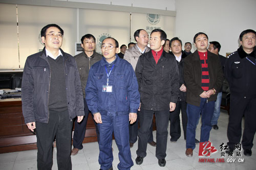 县四大家领导亲切慰问春节期间坚守岗位工作人员