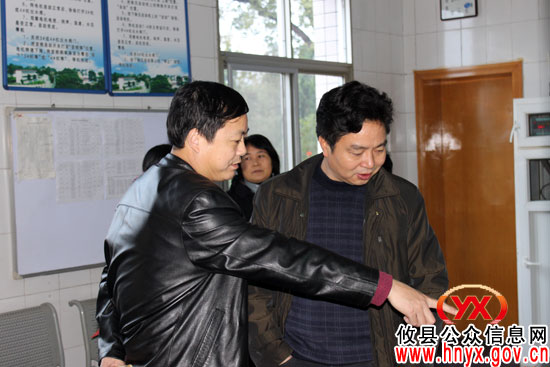 陈可勇一行到县自来水公司走访慰问值班人员