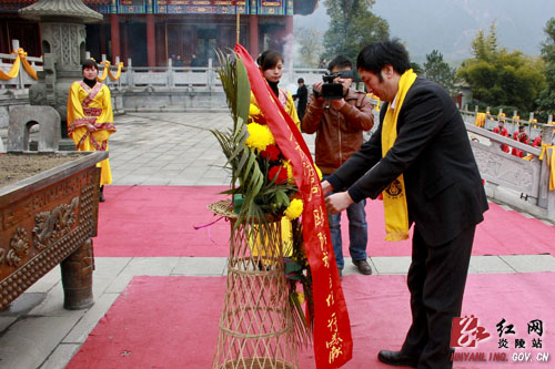 欧阳斌一行来炎参观祭祀炎帝陵