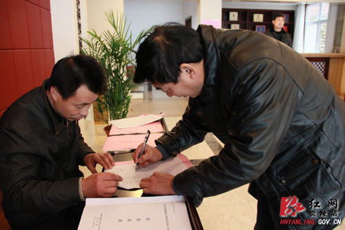 【＂两会＂快线】今年政协会 李力华委员到得早