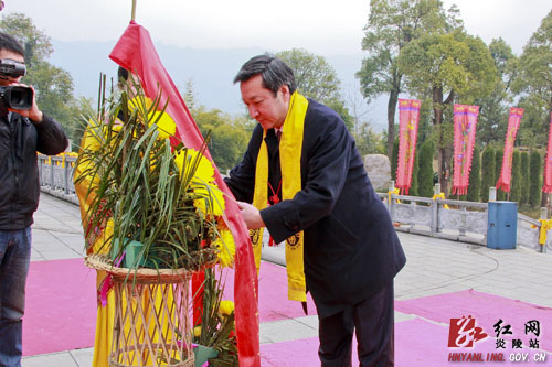南通市委常委、市委秘书长黄巍东来炎帝陵拜谒始祖炎帝