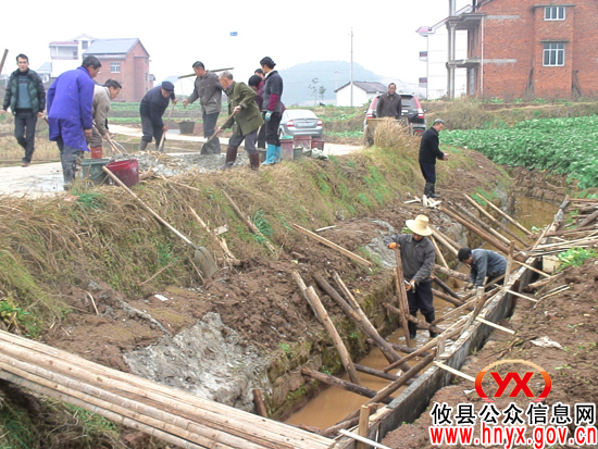 邝邹飞一行到石羊塘镇视察小型农田水利重点建设