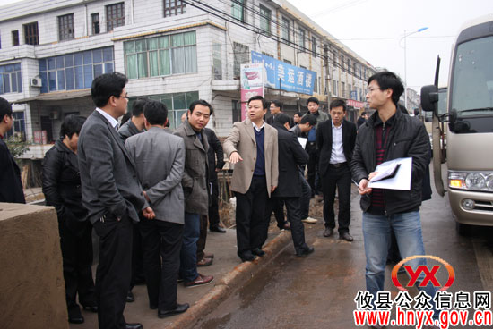 胡湘之一行督查106国道攸县段、网酒公路沿线环卫整治情况