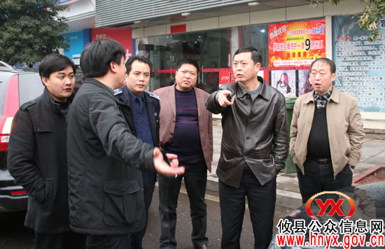 陈可勇一行督查县城区环境卫生整治情况