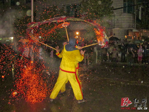 龙灯之乡闹元宵，花灯点缀不夜天