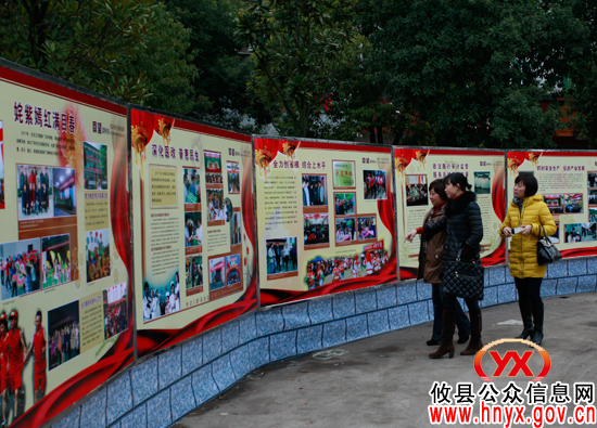 【“两会”花絮】《回顾2011　展望2012》大型图片展为“两会”添色彩