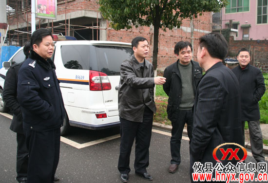 陈可勇一行督查县城区环境卫生整治情况
