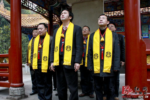 欧阳斌一行来炎参观祭祀炎帝陵