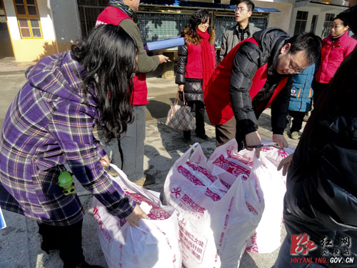 晚报义工献爱心 深山学子表决心