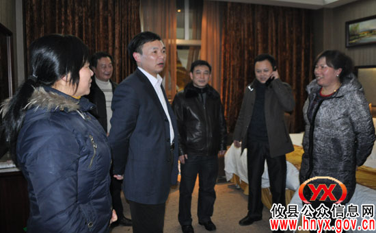 【“两会”快讯】今晚，颜建斌、毛春良等县领导看望慰问与会县人大代表