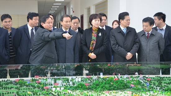 岳阳市委书记黄兰香率党政代表团考察职教城和华强项目
