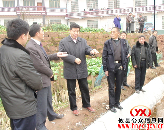 邝邹飞一行到石羊塘镇视察小型农田水利重点建设