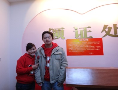芦淞区民政局婚姻登记处情人节举办“送玫瑰传幸福”活动