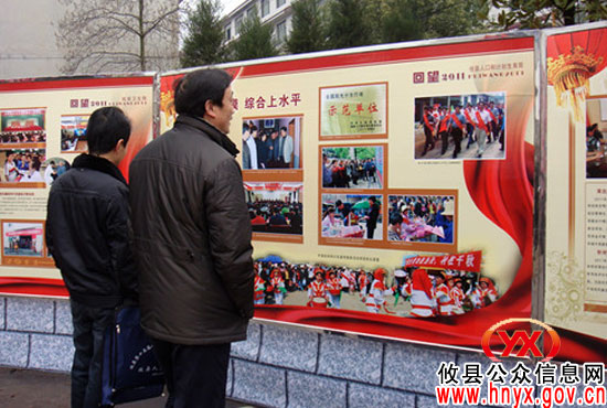 攸县计生展板在县“两会”上受褒扬