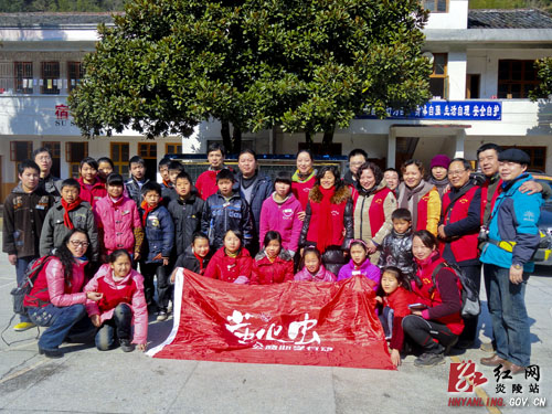 晚报义工献爱心 深山学子表决心