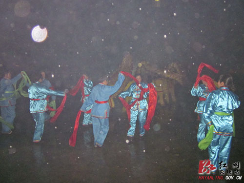 龙灯之乡闹元宵，花灯点缀不夜天