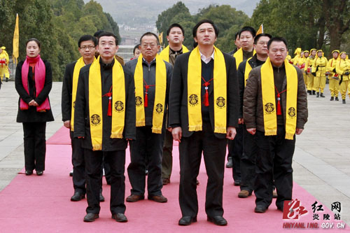 欧阳斌一行来炎参观祭祀炎帝陵