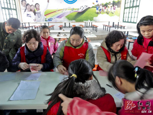 晚报义工献爱心 深山学子表决心