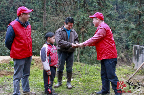 【学雷锋 见行动】学雷锋在行动：炎陵义工乐于助人 奉献社会