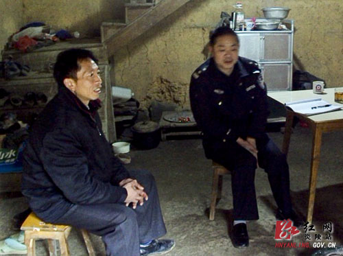 县交警大队警员到龙溪乡开展"大走访"开门评警活动