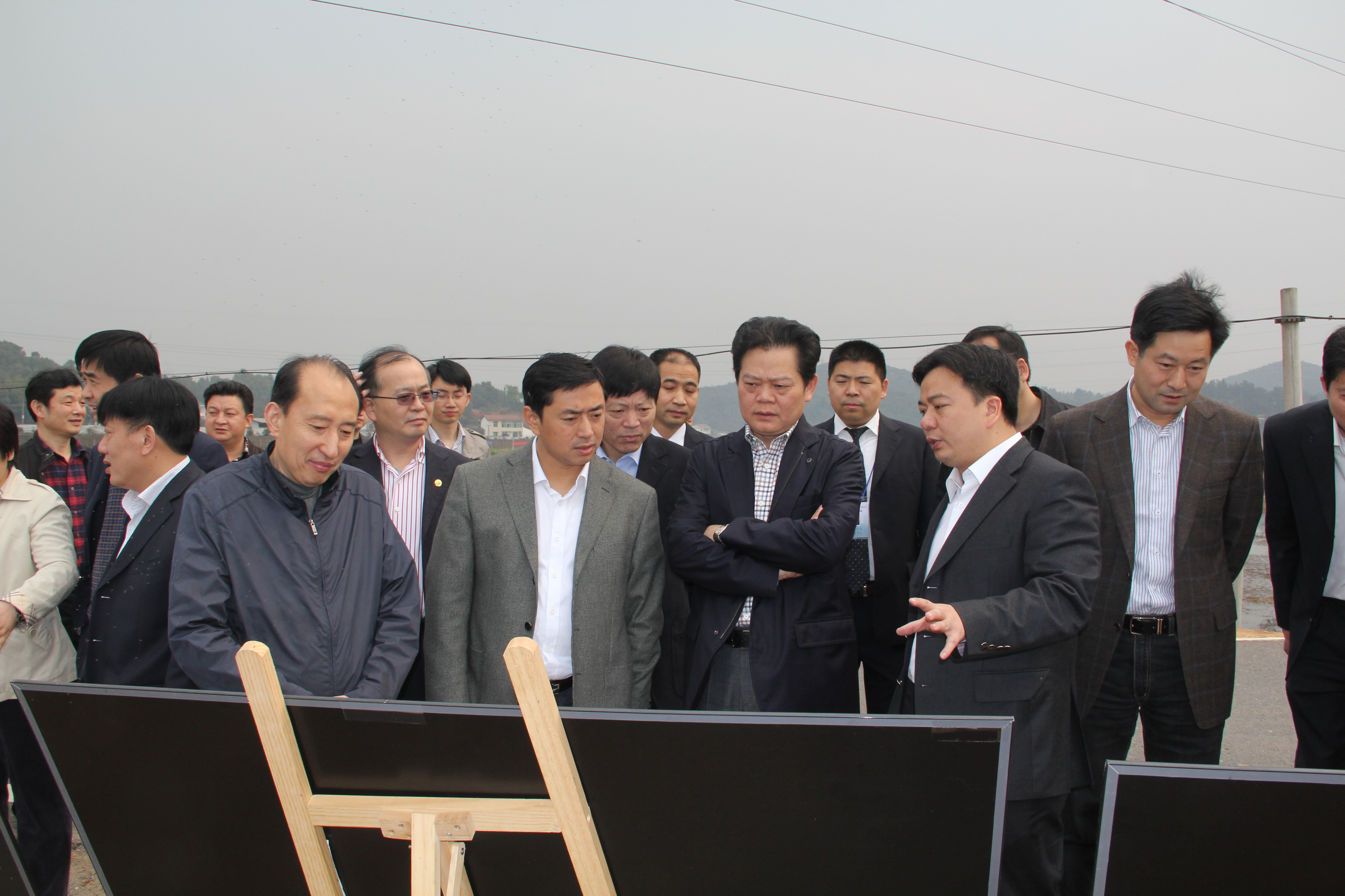 市长王群：整体规划，重点推进，加快“一桥一区一带一湖一社区”建设