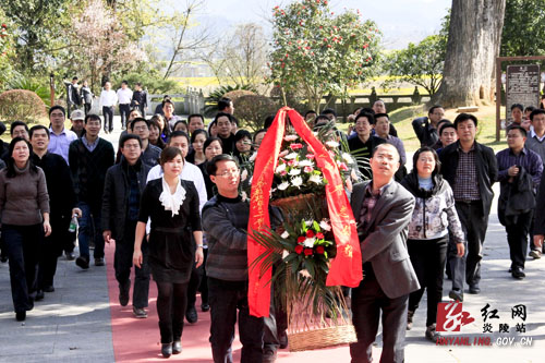 2012年度第一期省哲学社会科学研修班来炎陵县参观红标馆并祭炎帝