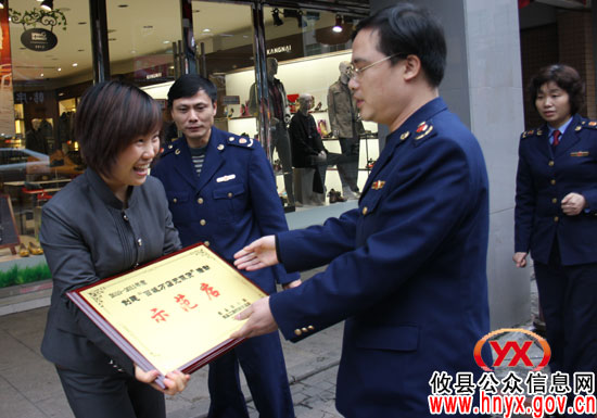 攸县为2010—2011年度“百城万店无假货”示范店进行授牌