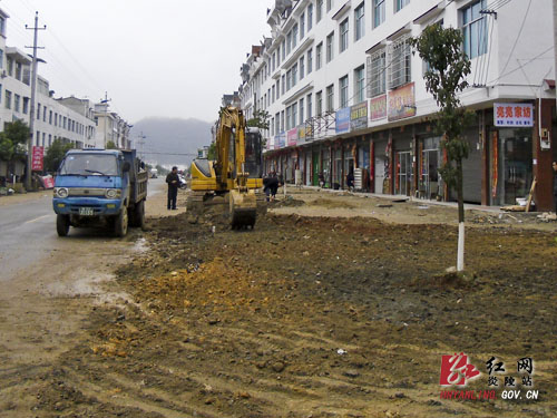 十都镇启动桃源大道改造工程 加快项目建设步伐