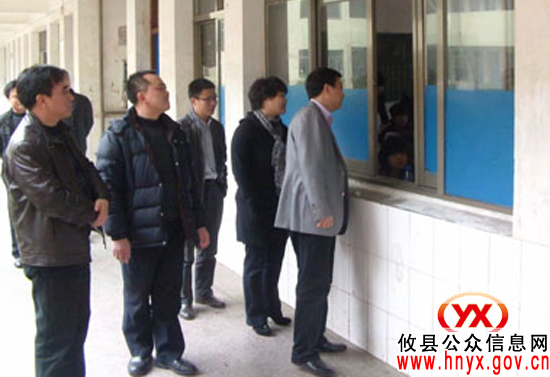 胡湘之一行到攸县二中视察工作并赞赏校园环境优美