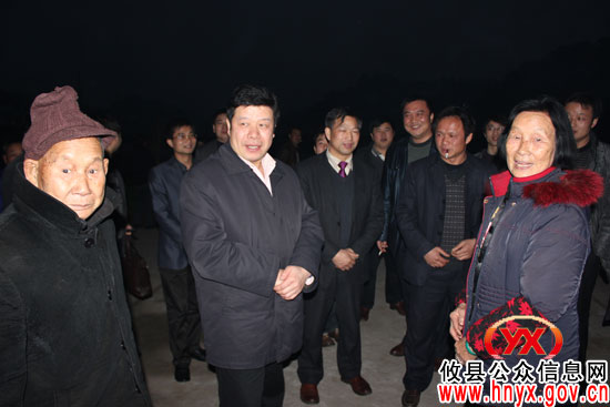 “进村入企 夜话农家”:邝邹飞一行深入槚山乡调研指导工作