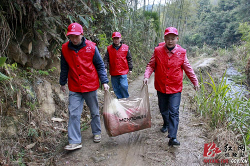 【学雷锋 见行动】学雷锋在行动：炎陵义工乐于助人 奉献社会